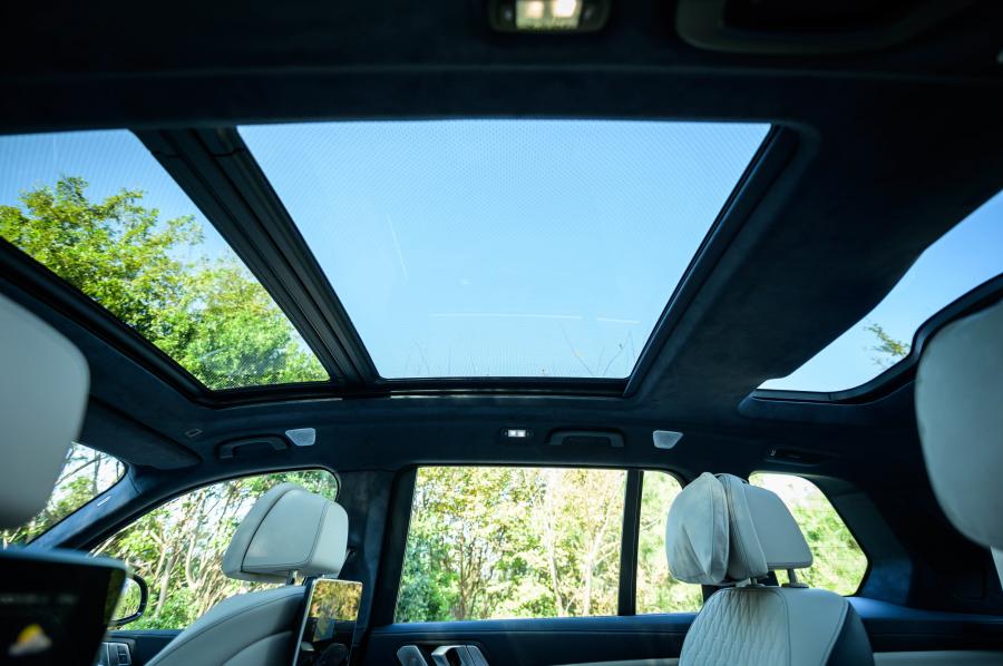 Интерьер BMW X7 xDrive35d Design Pure Excellence (G07) 2019 года  (JP) (фото 4 из 21)